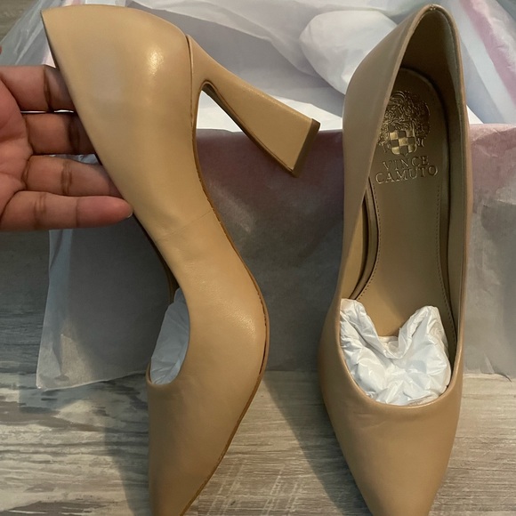 Beige/Taupe leather pump. - Picture 4 of 4